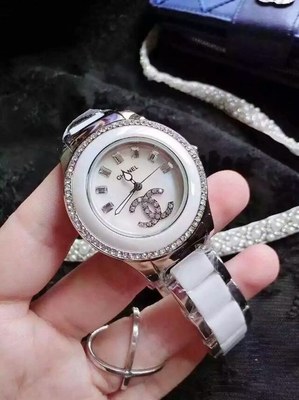 璀璨与锋芒 香奈儿高科技陶瓷钻圈腕表的非凡魅力